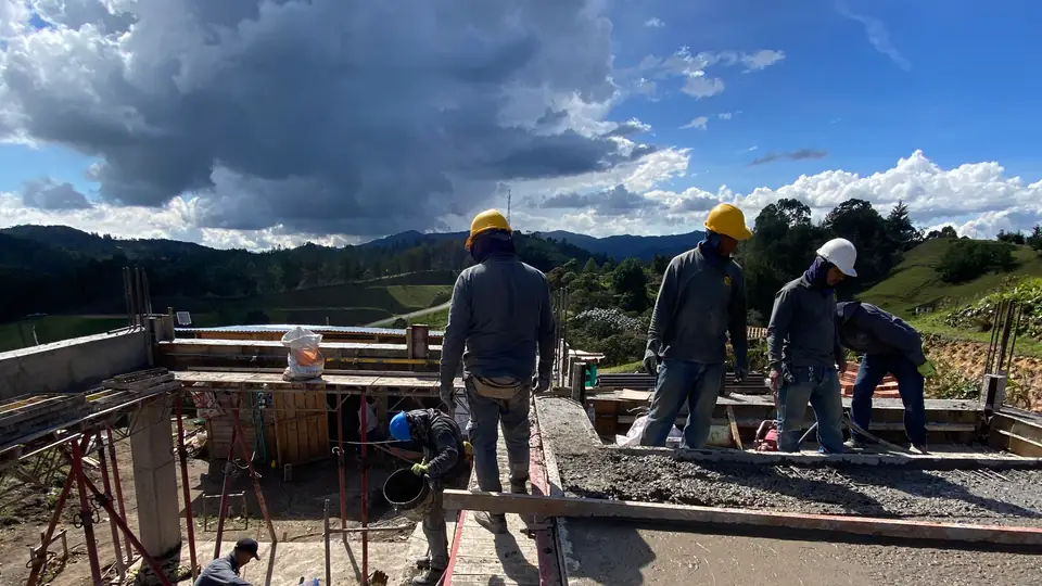 Vaciado de concreto en placa con vista a las montañas