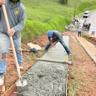 Equipo de obra vaciando concreto en placa huella