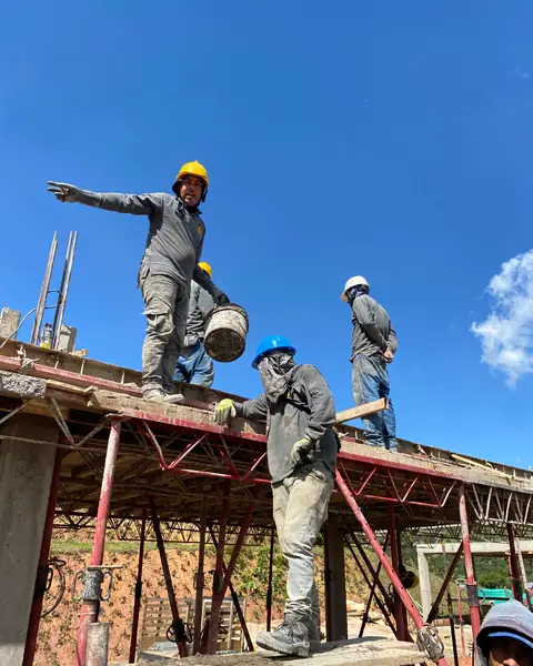 Equipo de obra vaciando concreto sobre la placa de entrepiso