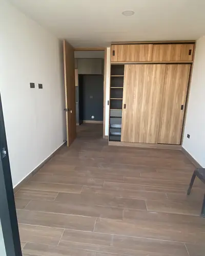 Habitación con closet en madera y piso tipo madera