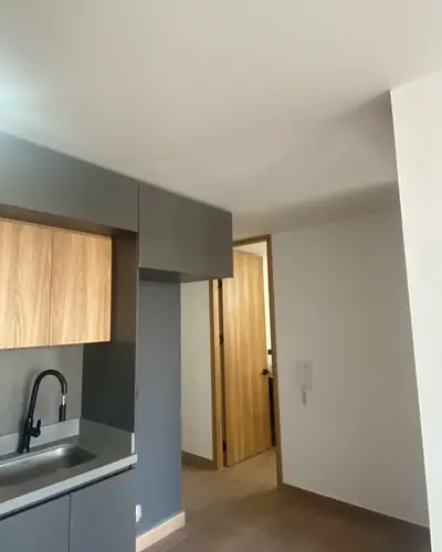 Cocina integral con mueble en madera y gabinetes grises