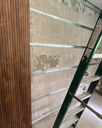 Instalación de muro en listones de madera