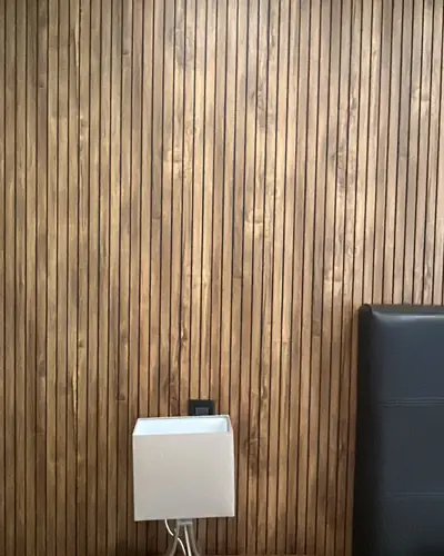 Muro en listones de madera con lámpara de mesa