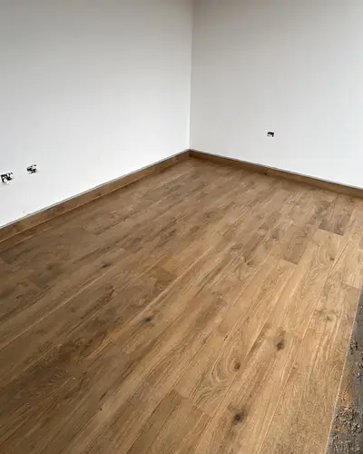 Habitación con piso laminado en madera