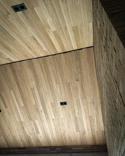 Cielo raso en madera con luminarias empotradas