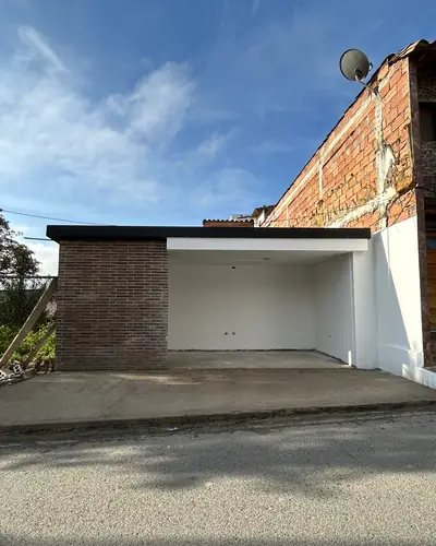 Local comercial terminado con fachada en ladrillo