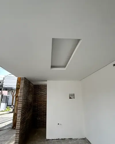 Local comercial con columna en ladrillo y muros blancos