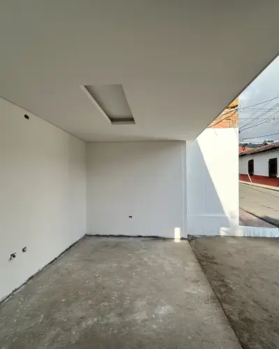 Interior de local comercial con cielo raso y muros terminados