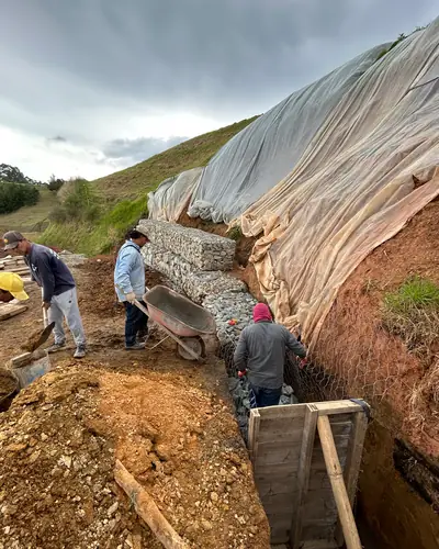 Cimentación de muro de contención con formaleta en madera