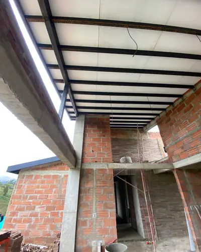 Estructura en ladrillo y vigas metálicas en obra gris