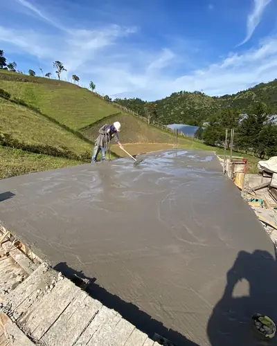 Vaciado de concreto en placa con vista al paisaje