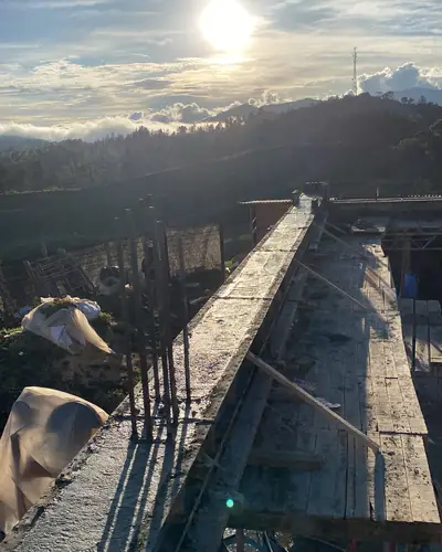 Vigas de concreto en construcción al atardecer