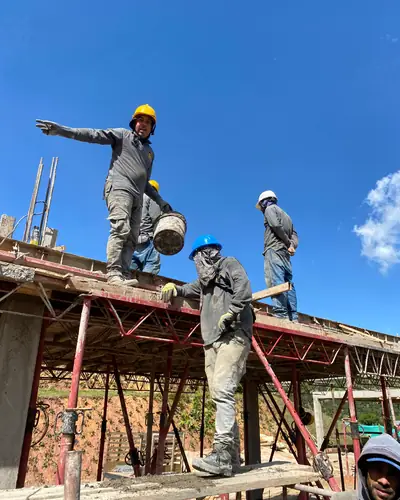 Equipo de obra vaciando concreto sobre la placa de entrepiso