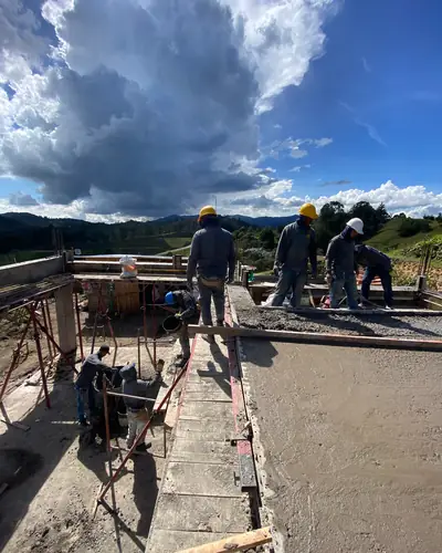 Vaciado de concreto en placa con vista a las montañas