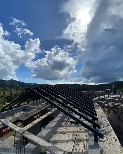 Estructura metálica de cubierta a dos aguas sobre la placa