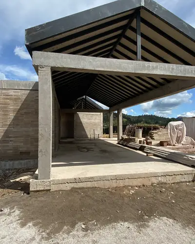 Kiosco con cubierta a dos aguas en estructura de concreto