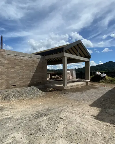 Kiosco en estructura de concreto con cubierta de teja