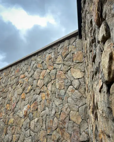 Muro enchapado en piedra natural contra el cielo