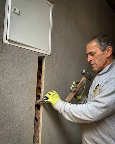 Instalación de remates en muro de fachada