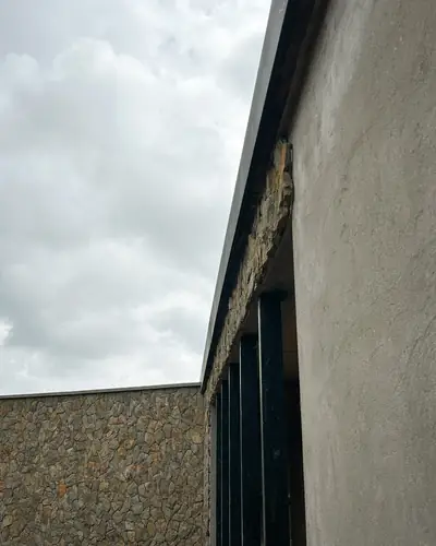 Remate de fachada en piedra y pañete