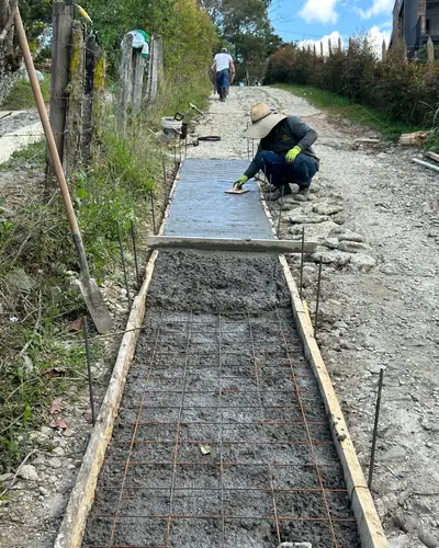 Malla de refuerzo y formaleta para placa huella
