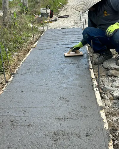 Acabado del concreto con llana en placa huella