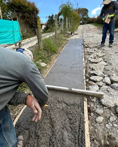 Vaciado y nivelación de placa huella con regla