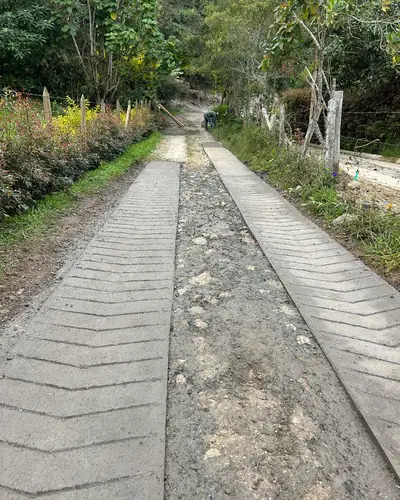 Placa huella de concreto en vía rural