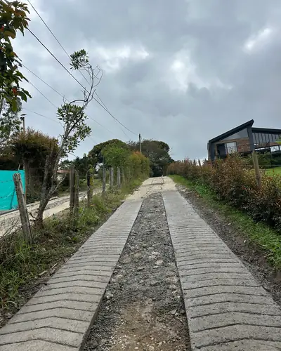 Vía rural terminada en placa huella de concreto