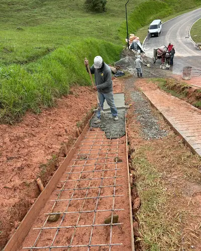 Placa huella con malla de refuerzo lista para el vaciado