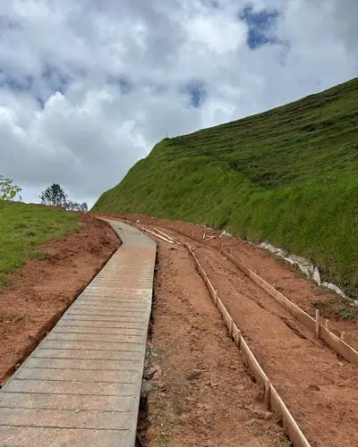 Andén en concreto construido a lo largo de una ladera