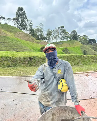 Trabajador en la construcción de un andén en concreto