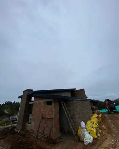 Vivienda en obra gris con muros en ladrillo