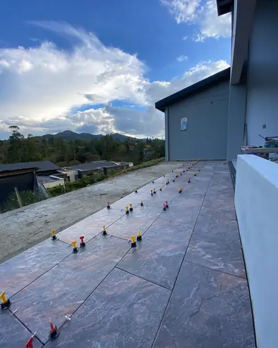 Instalación de porcelanato en terraza exterior