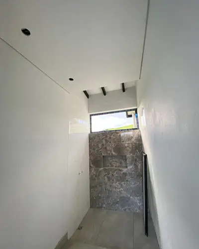 Baño en obra blanca con ventana superior