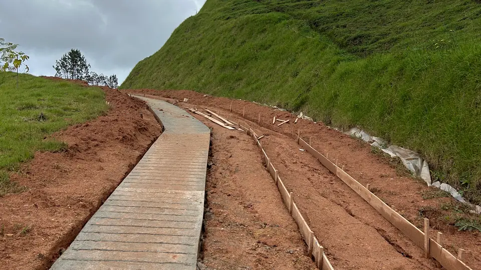 Andén en concreto construido a lo largo de una ladera