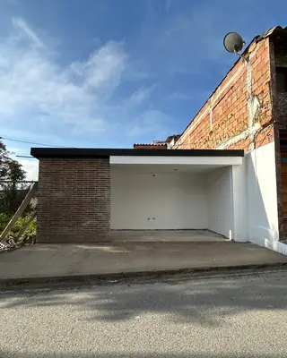 Local comercial terminado con fachada en ladrillo